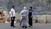 Kedatangan jamaah disambut dengan kesiapan akomodasi dan layanan dari petugas haji Indonesia.