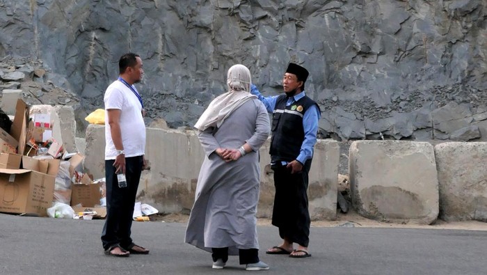 Petugas haji Indonesia berbincang dengan dua calon haji Indonesia di sekitar hotel tempat tinggal mereka di kawasan Syisyah, Makkah, Arab Saudi, (16/5/2025). Berdasarkan data Siskohat DJPHU Kemenag pada hari Jumat (16/5) pukul 07:30 waktu Arab Saudi, sebanyak 38.464 calon haji Indonesia yang tergabung dalam 99 kloter telah tiba di Makkah. ANTARA FOTO/Andika Wahyu