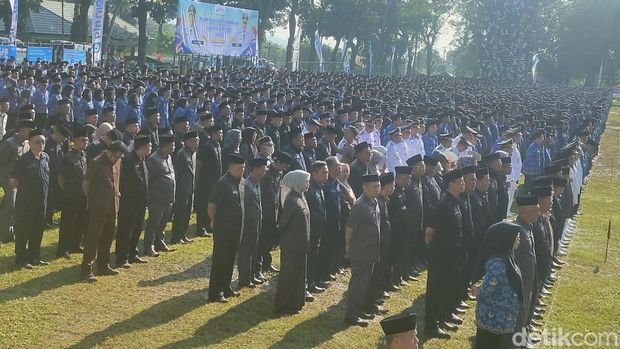 Ribuan CPNS dan PPPK dilantik di Lapangan Batalyon raider 300