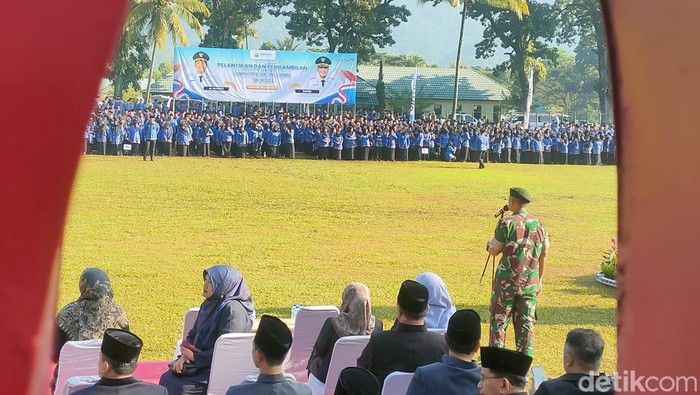 Ribuan CPNS dan PPPK dilantik di Lapangan Batalyon raider 300