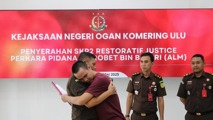 Robet saat menerima restorative justice atas kasus pencurian motor.