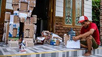 Bukan dari bahan logam atau plastik, kostum tersebut dibuat dari kardus bekas—limbah yang di tangan kreatif WF Craft Miniatur, disulap menjadi karya seni bernilai tinggi.
