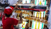UMKM rumahan ini tidak hanya memproduksi kostum robot, tetapi juga miniatur kapal yang terbuat dari berbagai bahan limbah seperti stik es krim, kayu bekas, dan kardus. Hasil karyanya dijual dengan harga mulai dari Rp1 juta hingga Rp15 juta per buah, tergantung pada tingkat kesulitan dan detail desain.