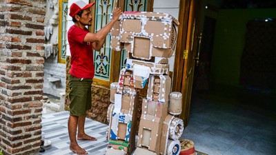 Kostum Robot Kardus Made in Cilegon Tembus Amerika!