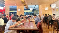 Pendirinya, Udina Shirley atau akrab disapa Ci Udin, terinspirasi sajian boat noodle di restoran Thailand di London. Semasa kuliah di London, ia sering bersantap di sana. Foto: Andi Annisa DR/detikfood