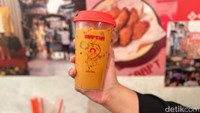 Buat menyegarkan tenggorokan, jangan lupa pesan Thai Iced Tea (Rp 35 ribu) di sini yang rasa manisnya pas dengan tekstur creamy nikmat. Foto: Andi Annisa DR/detikfood