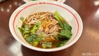 Kalau tak suka daging sapi, bisa pesan Chicken Boat Noodle (Rp 60 ribu). Toppingnya ditambah pakchoy dan irisan daging ayam yang sepertinya memakai ayam kampung. Foto: Andi Annisa DR/detikfood