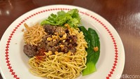 Australian Sirloin Dry Noodle (Rp 70 ribu) layak dicoba. Menu ini dilengkapi pakchoy, daun ketumbar yang melimpah, dan kremesan yang rasanya gurih mirip camilan mie kering. Foto: Andi Annisa DR/detikfood