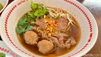 Menu andalan Saap Thai, Premium Wagyu Boat Noodle (Rp 100 ribu). Tekstur rice noodle yang licin dan lembut berpadu nikmat dengan wagyu yang super juicy. Foto: Andi Annisa DR/detikfood