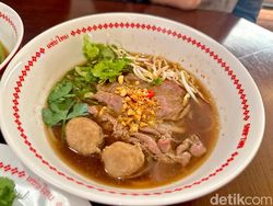 Saap Thai: Slurpp! Boat Noodle Segar dengan Topping Wagyu Juicy