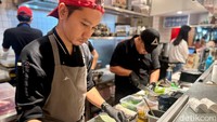 Boat noodle diracik fresh setelah ada pemesanan. Kunci kelezatannya ada pada proses merebus kaldu berjam-jam hingga menghasilkan tekstur bening dan rasa gurih menyegarkan. Foto: Andi Annisa DR/detikfood