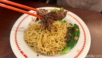 Kalau ini lembaran Australian sirloin yang dagingnya smoky dan gurih. Daging ini juga diiris tipis seperti pada wagyu boat noodle sehingga nyaman dimakan. Foto: Andi Annisa DR/detikfood