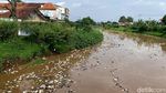 Foto Sungai Citarik Dipenuhi Sampah di Solokanjeruk Bandung