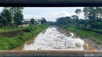 Sampah yang hanyut di aliran sungai ini didominasi dengan sampah styrofoam atau bekas kemasan makanan.