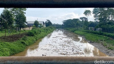 Foto Sungai Citarik Dipenuhi Sampah di Solokanjeruk Bandung