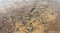 Sampah yang masuk ke aliran Sungai Citarik ini nantinya akan bermuara ke aliran Sungai Citarum.