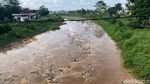 Foto Sungai Citarik Dipenuhi Sampah di Solokanjeruk Bandung