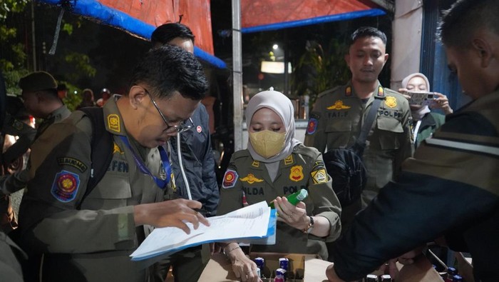 Satpol PP Bogor melakukan razia pekat dan mengamankan 11 orang PSK.