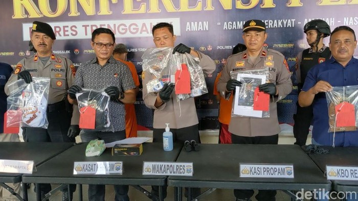 Satuan Reserse Kriminal (Satreskrim) Polres Trenggalek menunjukkan barang bukti yang diringkus selama Operasi Pekat Semeru.