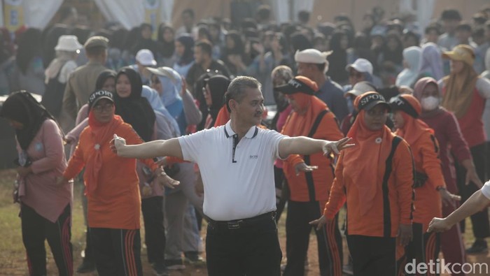 Senam Massal Buka Festival Peduli Sampah di Serang Festival Gerakan Desa Peduli Sampah resmi dimulai di Alun-alun Cikande, Serang, Banten, Jumat (16/5/2025). Acara ini merupakan inisiatif Kementerian Desa dan Pembangunan Daerah Tertinggal.