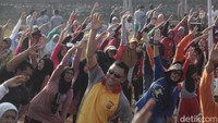 Pembukaan festival ditandai dengan senam massal yang diikuti warga dan siswa-siswi SMA. Sejak pagi, peserta mulai berdatangan dan berkumpul di sekitar panggung.