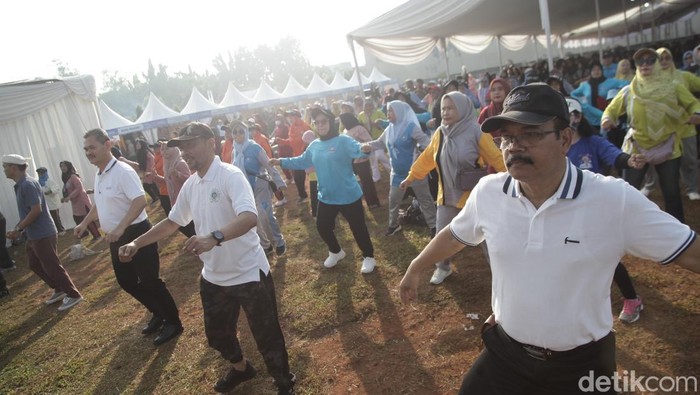 Senam Massal Buka Festival Peduli Sampah di Serang Festival Gerakan Desa Peduli Sampah resmi dimulai di Alun-alun Cikande, Serang, Banten, Jumat (16/5/2025). Acara ini merupakan inisiatif Kementerian Desa dan Pembangunan Daerah Tertinggal.