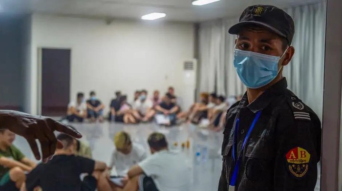 Serangkaian penggerebekan di Asia Tenggara menutup beberapa pusat panggilan ilegal, tetapi para penipu justru memindahkan operasi mereka ke lokasi lain Foto: AFP/Getty Images