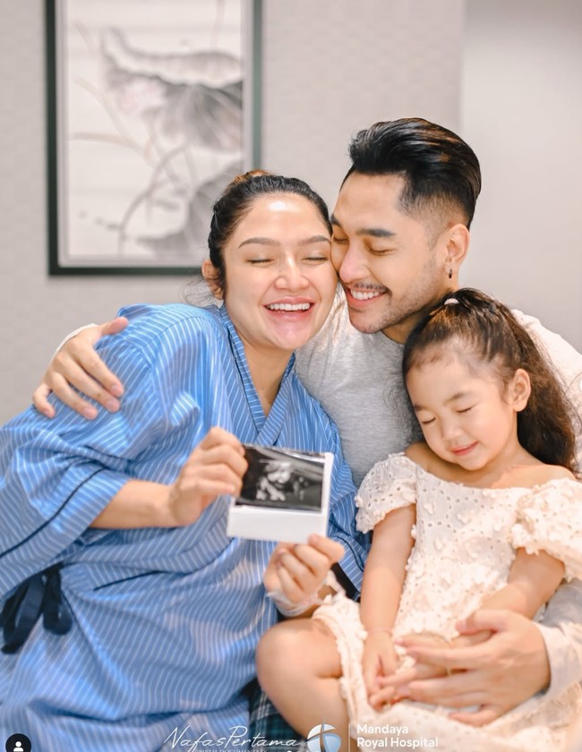 Pedangdut Siti Badriah melahirkan putri keduanya pada 15 Mei 2025. Jelang lahiran, Siti tampak ditemani oleh suami dan putri pertamanya, Xarena. Foto: Instagram/@sitibadriahh