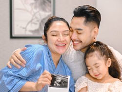 7 Foto Siti Badriah Lahiran Anak Kedua, Kompak Langsung Ngonten Berempat