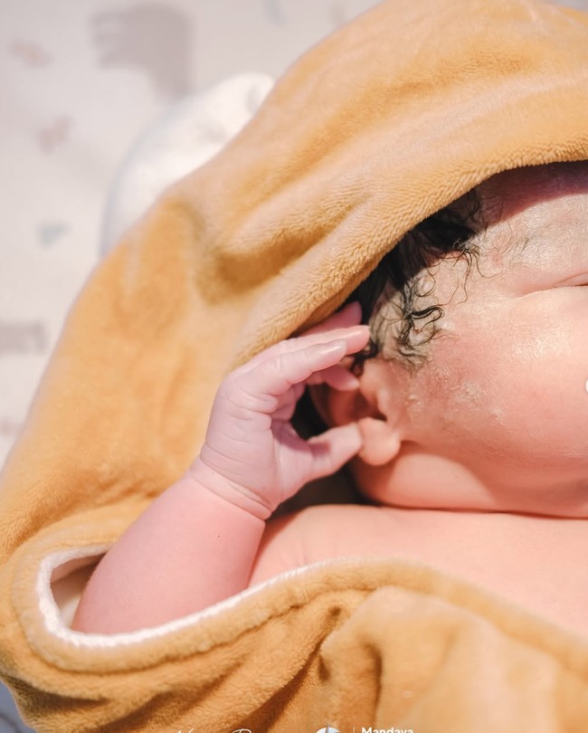 Foto-foto baby X juga terlihat langsung dibagikan Siti ke akun Instagramnya. Unggahannya itu pun banjir ucapan selamat dan doa dari para netizen. Foto: Instagram/@sitibadriahh