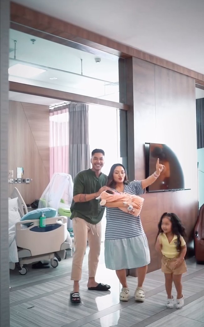 Setelah melahirkan Siti Badriah bersama suami dan kedua anaknya juga langsung bikin konten bareng. Tampil kompak, terlihat Siti yang sudah mulai aktif bergerak meski baru saja melahirkan. Foto: Instagram/@sitibadriahh