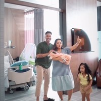 Setelah melahirkan Siti Badriah bersama suami dan kedua anaknya juga langsung bikin konten bareng. Tampil kompak, terlihat Siti yang sudah mulai aktif bergerak meski baru saja melahirkan. Foto: Instagram/@sitibadriahh