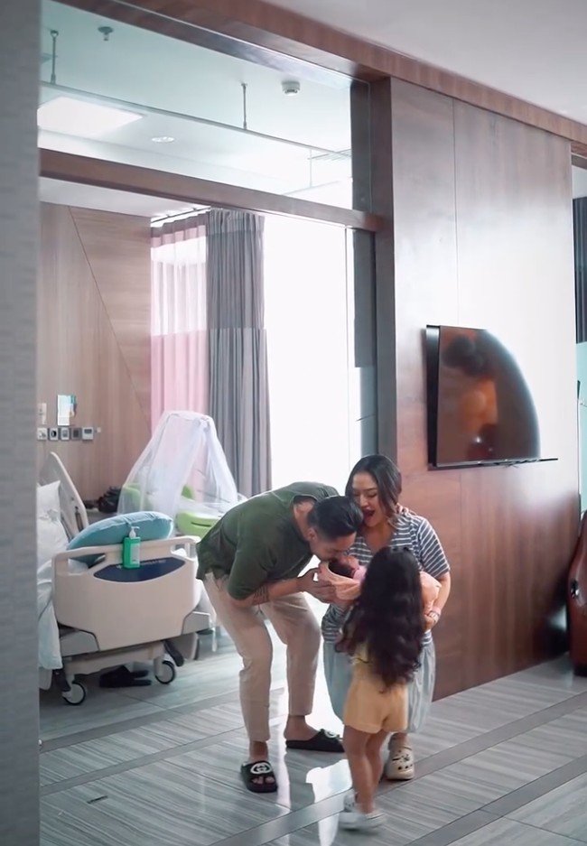 Konten tersebut rupanya sengaja dibuat sama seperti saat baru melahirkan putri pertamanya, Xarena. “Reels ber empat pertama bersama baby toculor dengan sound dan konsep yang sama kaya dulu pas awal teteh xarena lahirr,” tulis keterangan unggahan. Foto: Instagram/@sitibadriahh