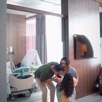 Konten tersebut rupanya sengaja dibuat sama seperti saat baru melahirkan putri pertamanya, Xarena. “Reels ber empat pertama bersama baby toculor dengan sound dan konsep yang sama kaya dulu pas awal teteh xarena lahirr,” tulis keterangan unggahan. Foto: Instagram/@sitibadriahh