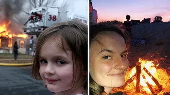 Zoë Roth adalah gadis yang fotonya menjadi sangat terkenal di internet sebagai meme Disaster Girl. Foto ikonik itu diambil pada tahun 2005 oleh ayahnya, Dave Roth, saat keluarga mereka sedang menyaksikan latihan pemadaman api terkontrol di sebuah rumah kosong dekat rumah mereka. Dalam foto tersebut, Zoë yang masih kecil terlihat berdiri di depan rumah yang terbakar dengan ekspresi wajah yang samar-samar terlihat seperti senyum licik atau puas. Gambar tersebut kemudian menjadi meme populer yang sering digunakan untuk menyindir atau menggambarkan situasi di mana seseorang terlihat senang atau bertanggung jawab Foto: X.com