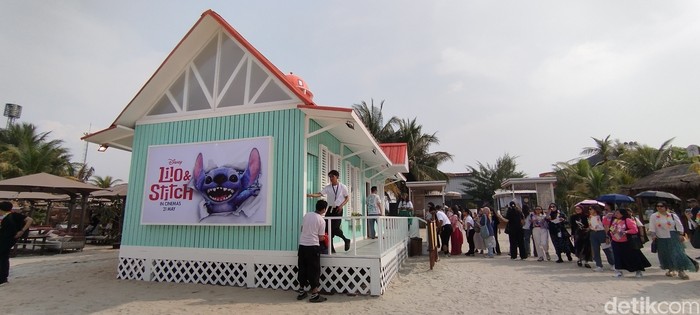 Stitch Summer Invasion di Land's End, PIK 2, Tangerang, mulai 15 Mei hingga 18 Juni 2025.