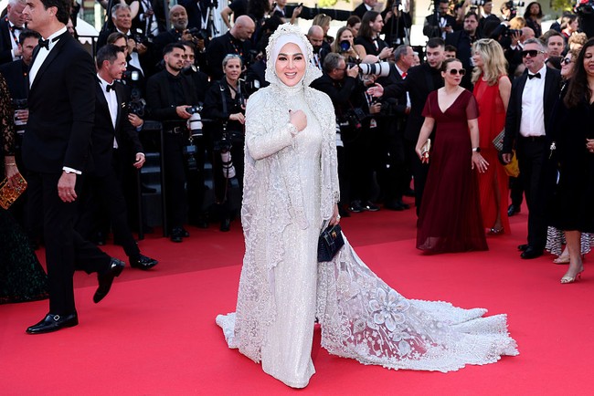 Gaun hadir dalam nuansa silver dengan tekstur mewah bertabur payet dan kristal, menciptakan efek kilau dramatis. Foto: Getty Images/Andreas Rentz