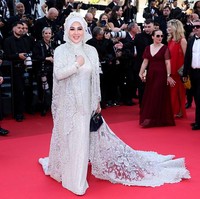 Gaun hadir dalam nuansa silver dengan tekstur mewah bertabur payet dan kristal, menciptakan efek kilau dramatis. Foto: Getty Images/Andreas Rentz