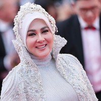 Wajah Syahrini dipercantik riasan bergaya soft glam yang fokus pada area mata, kreasi makeup artist Albert Kurniawan. Seperti gaya khasnya, pemilik bisnis busana muslim dan hijab ini tampil dengan bulu mata cetar membahana, serta polesan lipstik nude. Foto: Getty Images/Vittorio Zunino Celotto