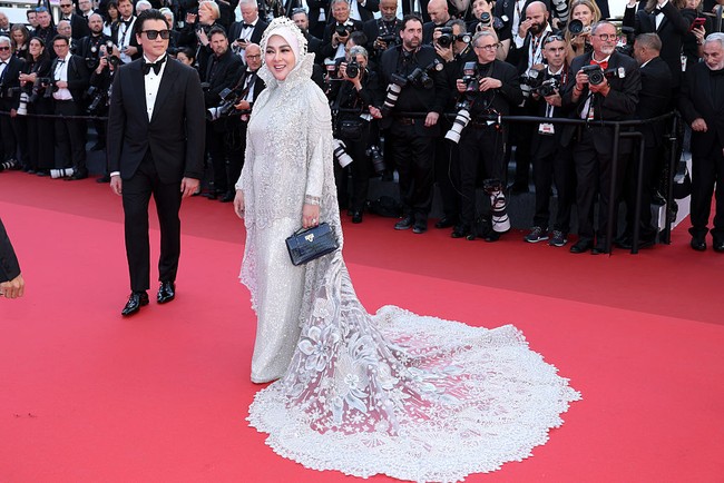 Perdana eksis di Cannes 2025 pada Kamis (15/5/2025), artis sekaligus pengusaha mengusung gaya modest fashion mewah dalam balutan gaun rancangan Danny Satriyadi. Foto: WireImage/Daniele Venturelli