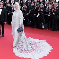 Perdana eksis di Cannes 2025 pada Kamis (15/5/2025), artis sekaligus pengusaha mengusung gaya modest fashion mewah dalam balutan gaun rancangan Danny Satriyadi. Foto: WireImage/Daniele Venturelli