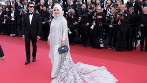 Ia tampil menawan dengan dress putih panjang disertai tas Heart Bag Exotic. WireImage/Daniele Venturelli