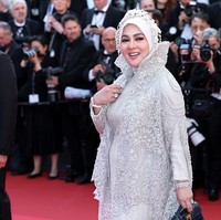 Syahrini datang ke Cannes, Prancis, untuk menerima penghargaan melalui platform Listen to Her Parole yang didedikasikan untuk perempuan yang berkontribusi di bidang mode, seni, teknologi, bisnis, dan politik. Penghargaan tersebut diberikan oleh United Society Council. Foto: WireImage/Daniele Venturelli