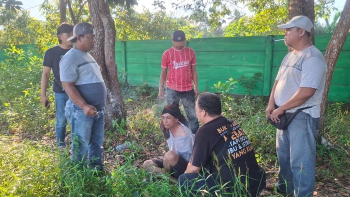 Tersangka saat diamankan polisi.