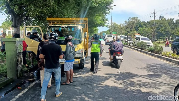 Truk tabrak 3 kendaraan lain setelah melaju Zig-zag di depan Mako Pasmar Jalan Ahmad Yani, Gedangan, Sidoarjo.