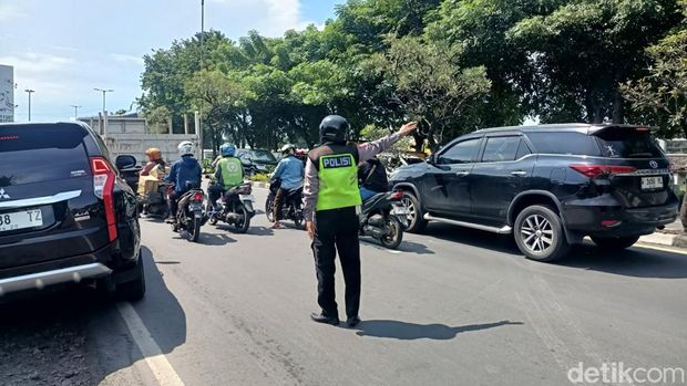 Truk tabrak 3 kendaraan lain setelah melaju Zig-zag di depan Mako Pasmar Jalan Ahmad Yani, Gedangan, Sidoarjo.