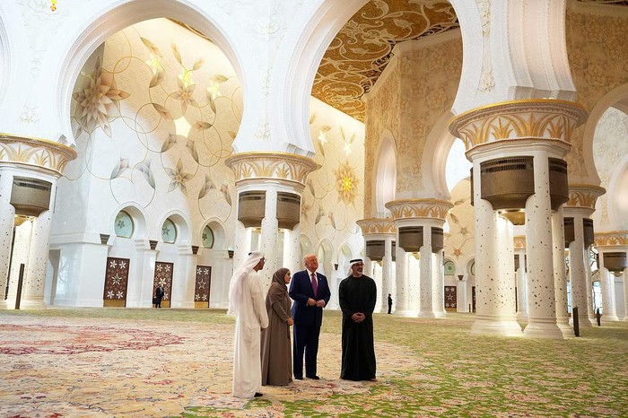 Trump berkunjung ke Masjid Agung Sheikh Zayed di Abu Dhabi, UEA, Kamis (15/5/2025).