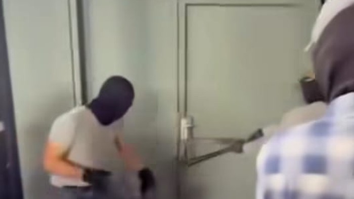 Video viral dinarasikan polisi Thailand menggerebek tempat WNI disekap sebelum ke Kamboja.