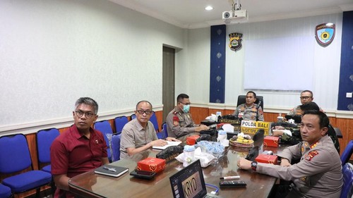 Wakapolda Bali, Brigjen I Komang Sandi Arsana, didampingi sejumlah pejabat lain mengikuti rakor anev pelaksanaan Operasi Kewilayahan untuk pemberantasan premanisme melalui Zoom Meeting, Kamis (15/5/2025). (Dok. Polda Bali)
