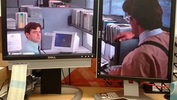 Ini contoh lain wallpaper untuk desktop dua layar. Foto: Reddit Ckomni via BrightSide